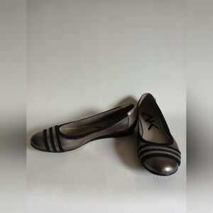 Anne Klein Sport Gray & Black Flats Faux Metallic Leather Sz9M Round Toe